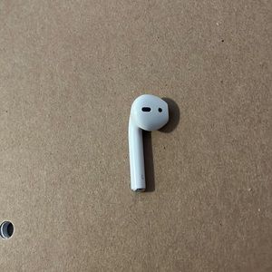 Left Apple airpod